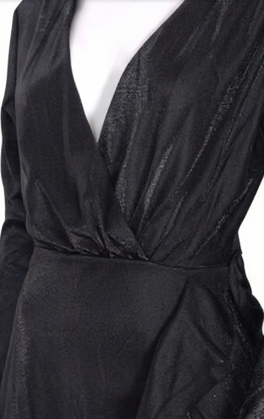 vestito nero perlato con scollatura a v